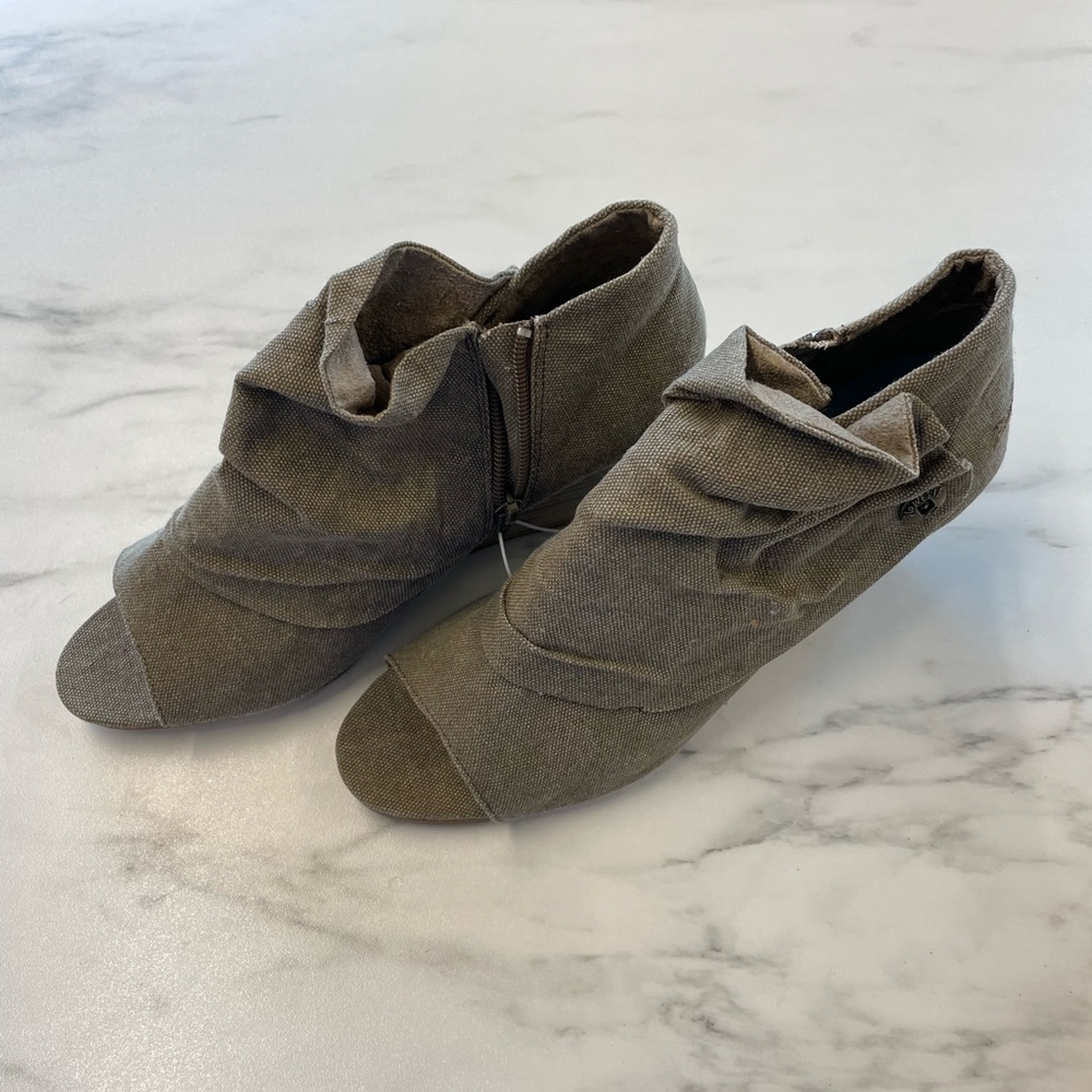 Slouch wedge heels